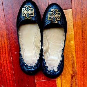 Pre-owner Black Tory Burch flats in 9.5